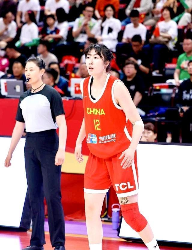 当球迷还在质疑李梦不在！谁能扛起女篮锋线大旗时，答案已然揭晓