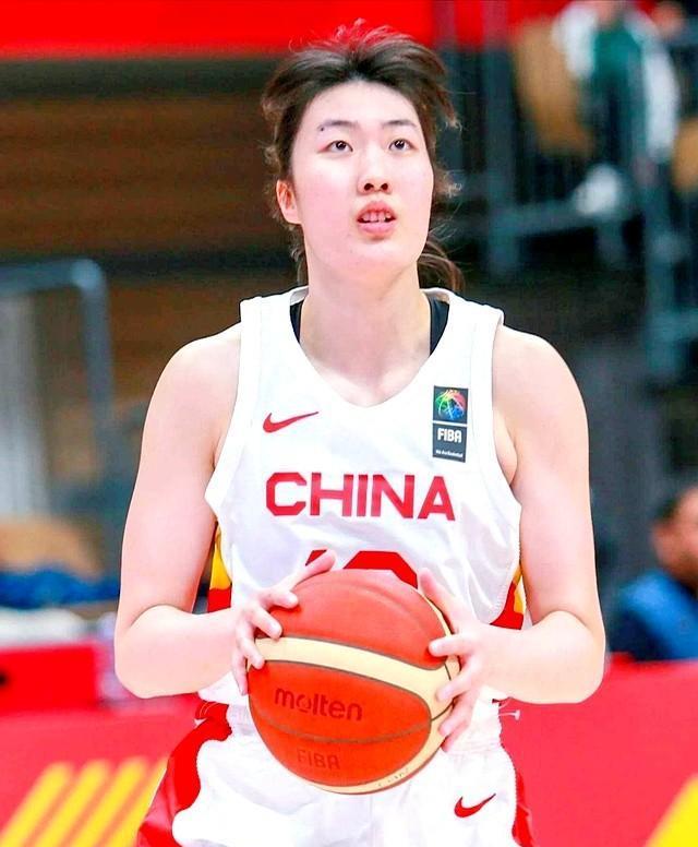 当球迷还在质疑李梦不在！谁能扛起女篮锋线大旗时，答案已然揭晓