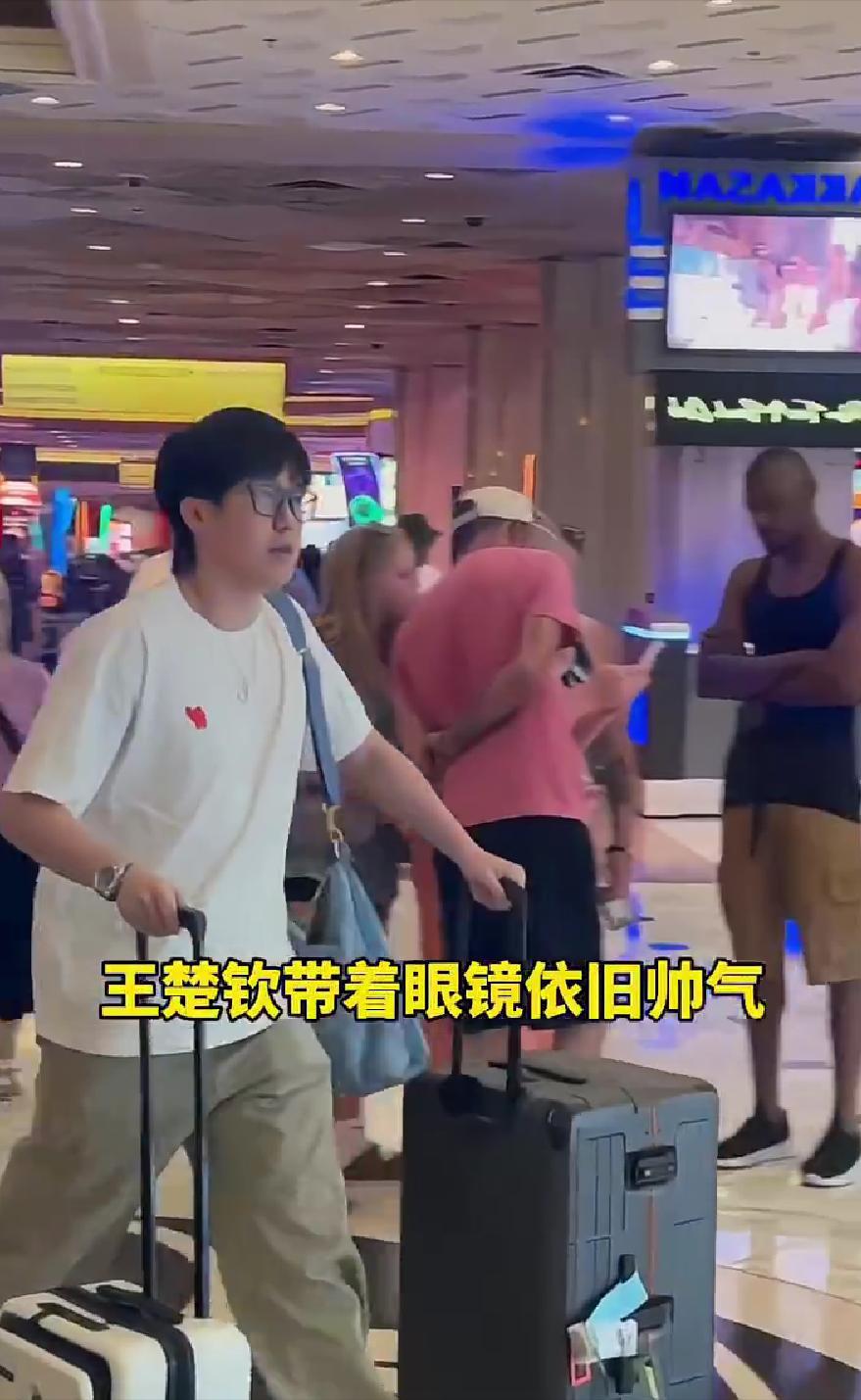 国乒今日回国：孙颖莎急到龇牙叉腰，王楚钦暖心拥抱，林高远像旅游