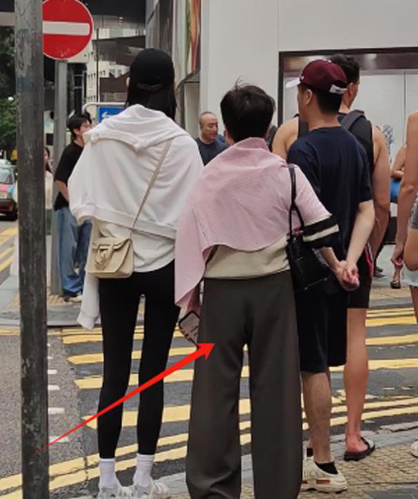 偶遇何猷君穿两年前的增高鞋，奚梦瑶外八严重 丈夫婆婆结伴冷落她