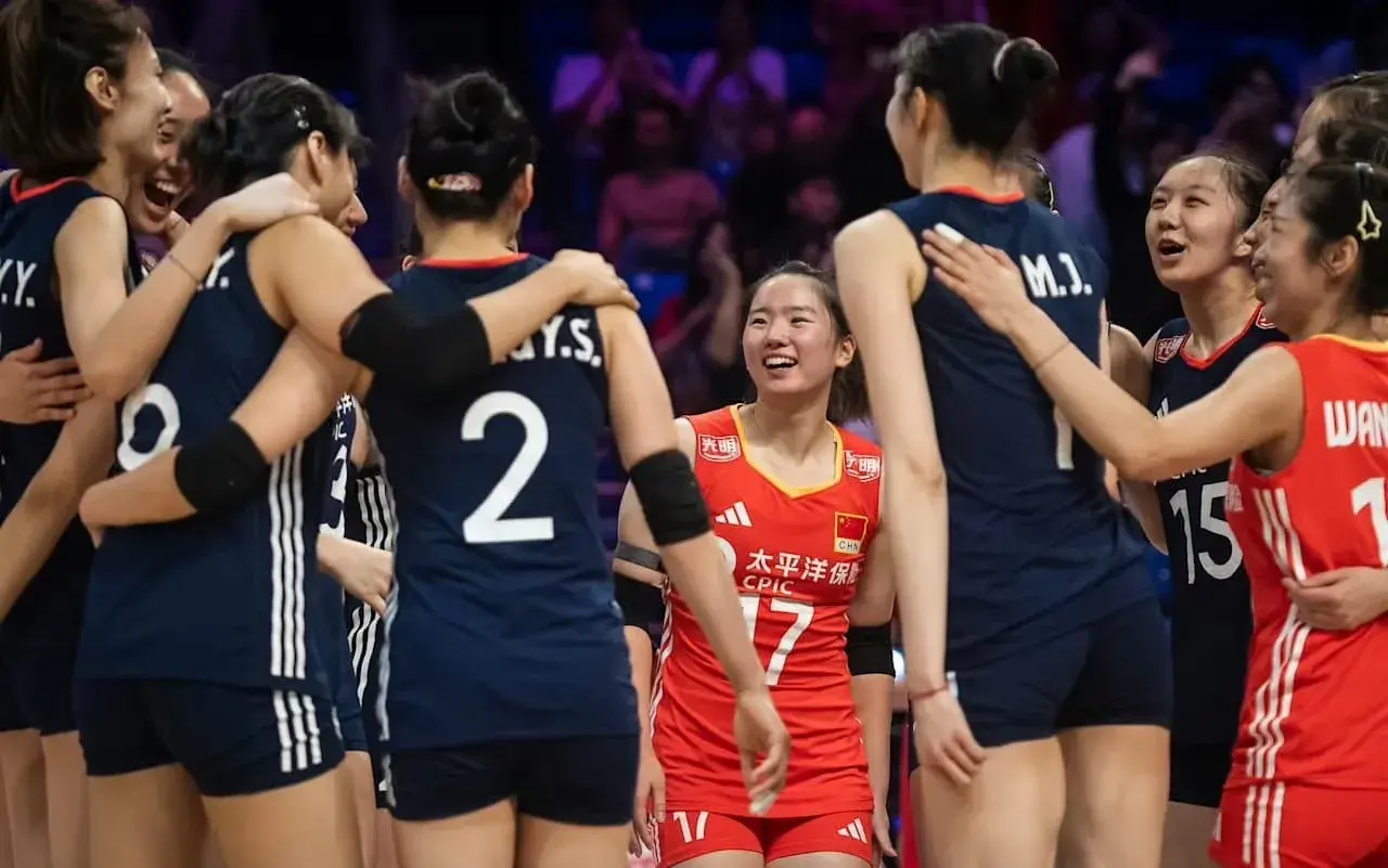 中国女排离开美国！机场被偶遇，龚翔宇心情不错，坐经济舱太辛苦
