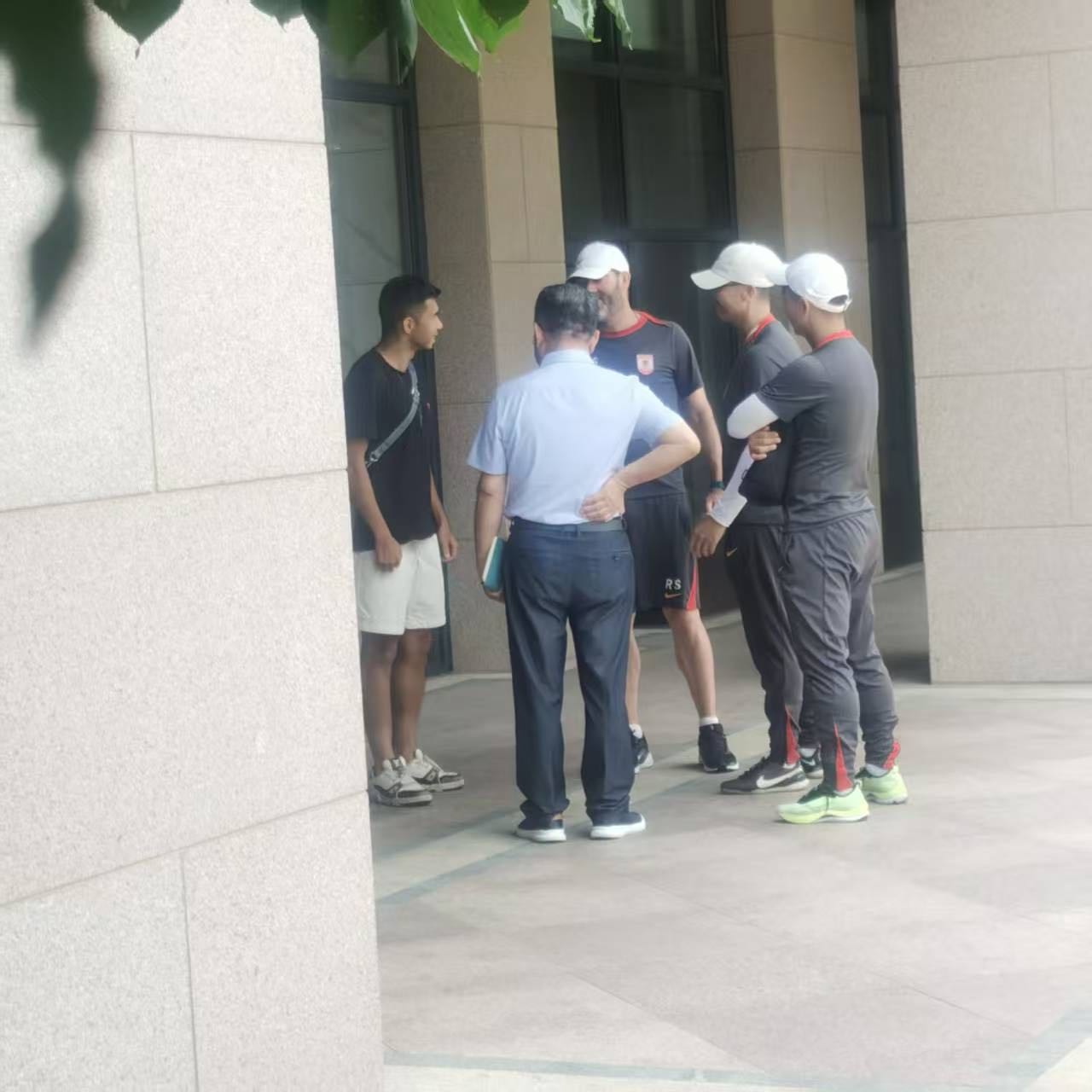 夏窗驰援亚泰？网传图显示，海港边锋艾菲尔丁已抵达亚泰基地