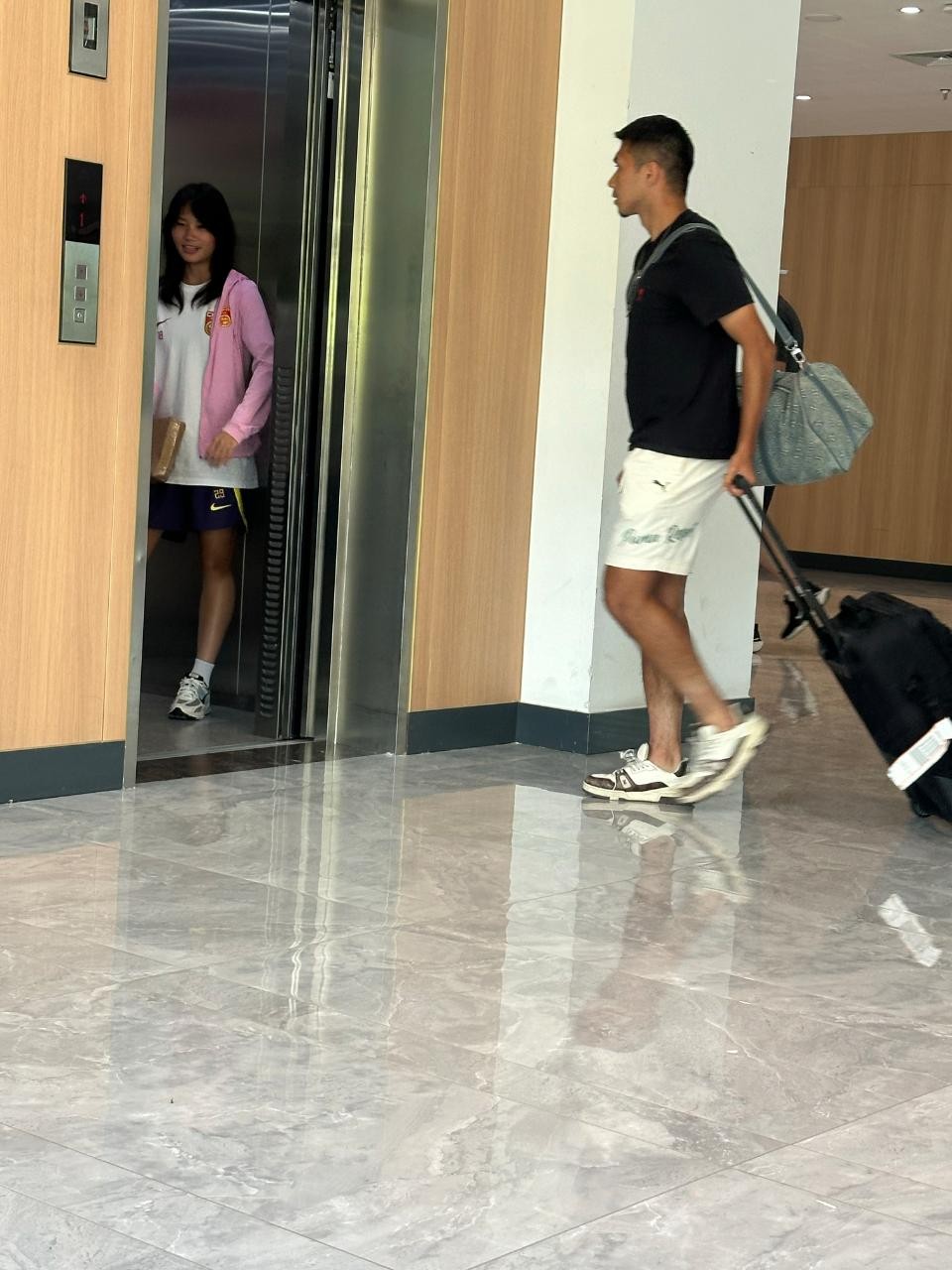 夏窗驰援亚泰？网传图显示，海港边锋艾菲尔丁已抵达亚泰基地