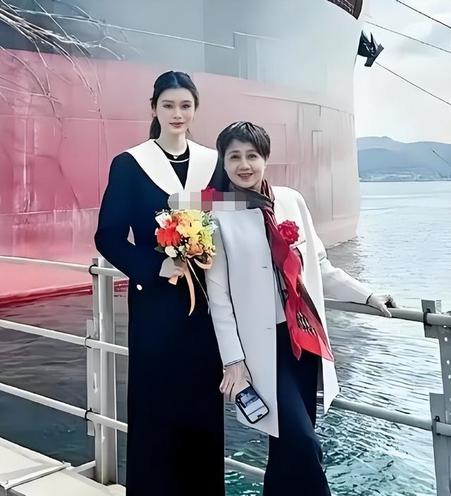 偶遇何猷君穿两年前的增高鞋，奚梦瑶外八严重 丈夫婆婆结伴冷落她