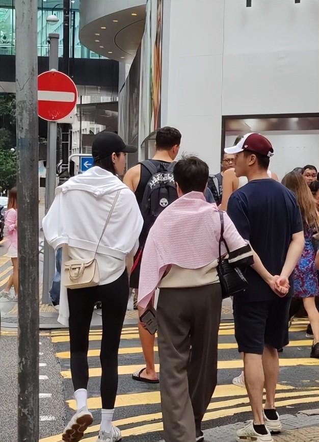 偶遇何猷君穿两年前的增高鞋，奚梦瑶外八严重 丈夫婆婆结伴冷落她