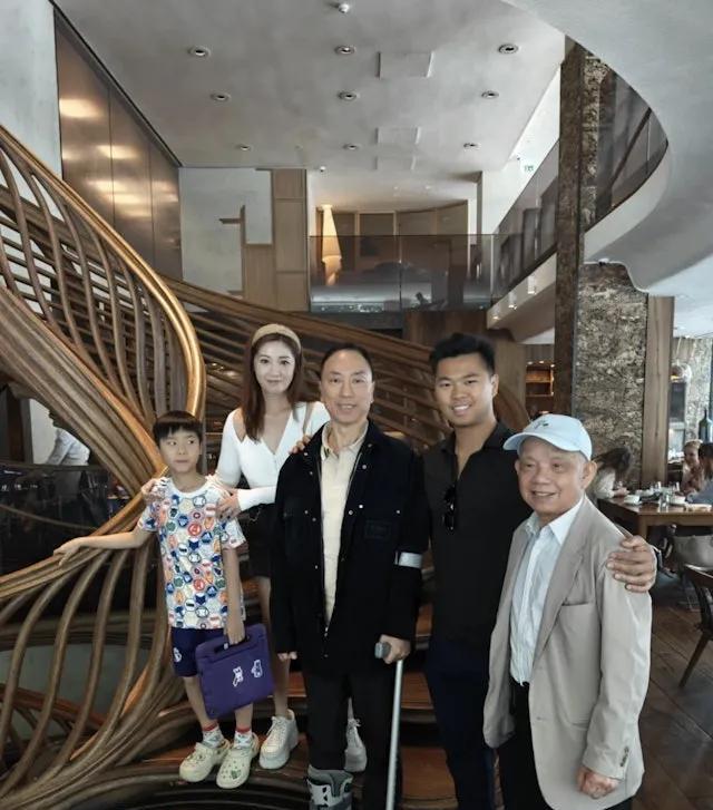 TVB港姐冠军儿子打破纪录获举重亚军，妈妈依然冻龄，成人生赢家