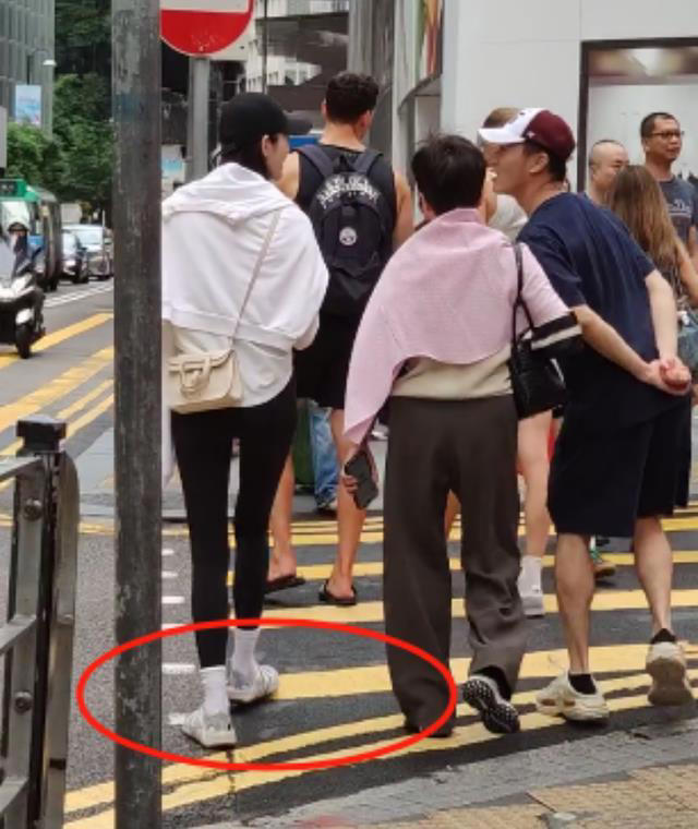 偶遇何猷君穿两年前的增高鞋，奚梦瑶外八严重 丈夫婆婆结伴冷落她