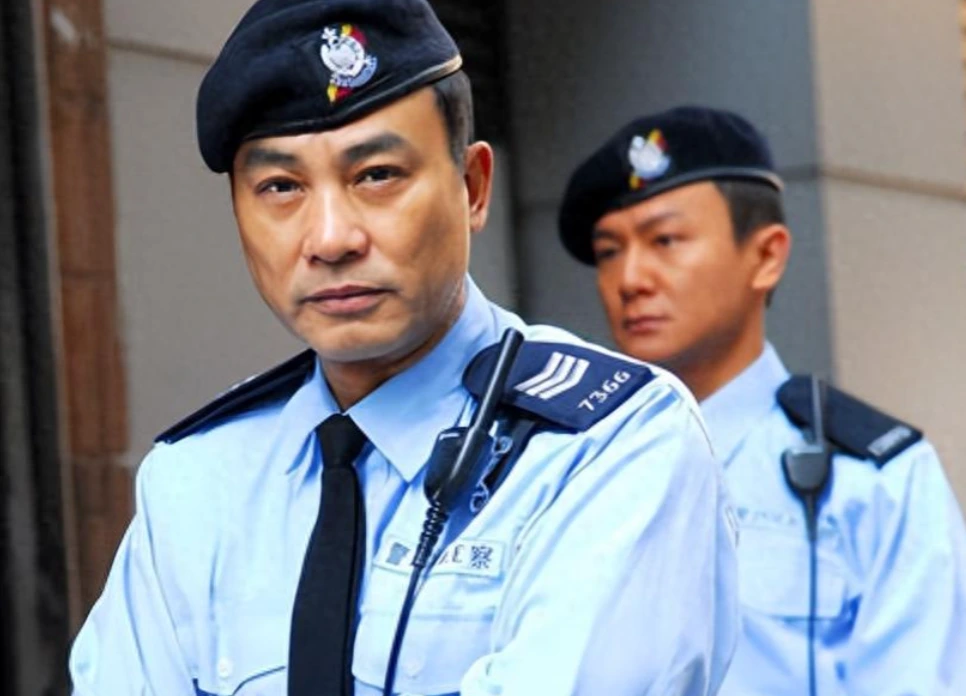 谁能想到，已经70岁的任达华，最近竟然在片场“自卷”得飞起？ 新剧《守诚者》里，他穿着警服在泥水中翻滚二十多次。不是特效，也不是替身，全是他自己来。 拍集装箱追逐戏那天，他从冲锋车上猛地一滚，落地闷响惊动全场，连陈小春都吓傻了。 可这位