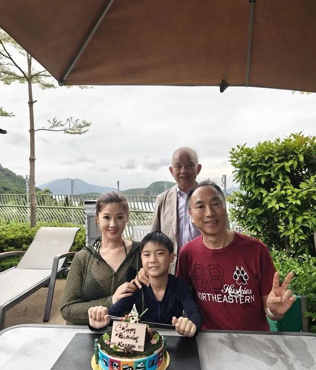 TVB港姐冠军儿子打破纪录获举重亚军，妈妈依然冻龄，成人生赢家
