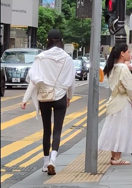 偶遇何猷君穿两年前的增高鞋，奚梦瑶外八严重 丈夫婆婆结伴冷落她