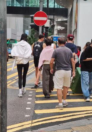 偶遇何猷君穿两年前的增高鞋，奚梦瑶外八严重 丈夫婆婆结伴冷落她