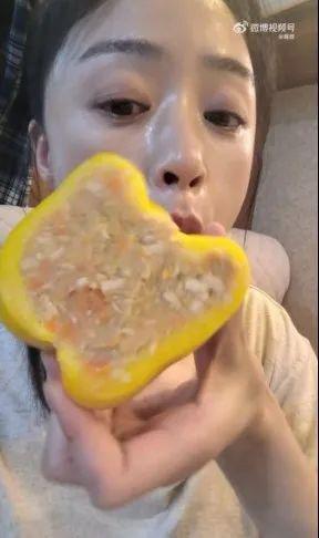 蒋欣吃减脂“彩椒碗”，称配方来自“超美腿精”，关晓彤回复：放香菜更好吃