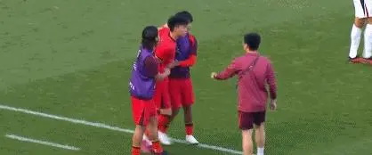 恶劣！国足东亚杯爆发激烈冲突，王钰栋遭3人挑衅，30人互相推搡