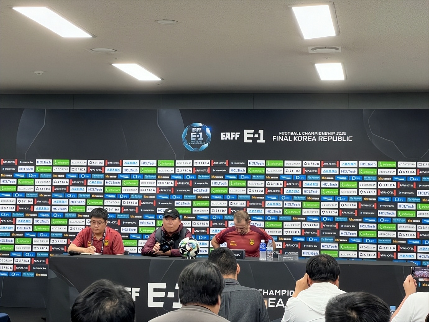 国足1-0中国香港获东亚杯季军，主帅久尔杰维奇：本该取得更多进球