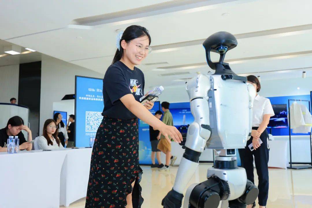 成都世运会：科技新品齐亮相，双轮足机器人与降温黑科技助力赛事