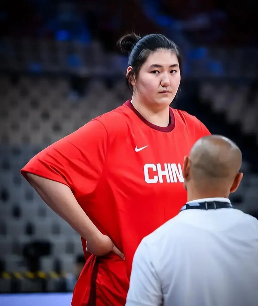 张子宇有多无解？韩国女篮恶意拉拽张子宇，结果自己肩膀脱臼了
