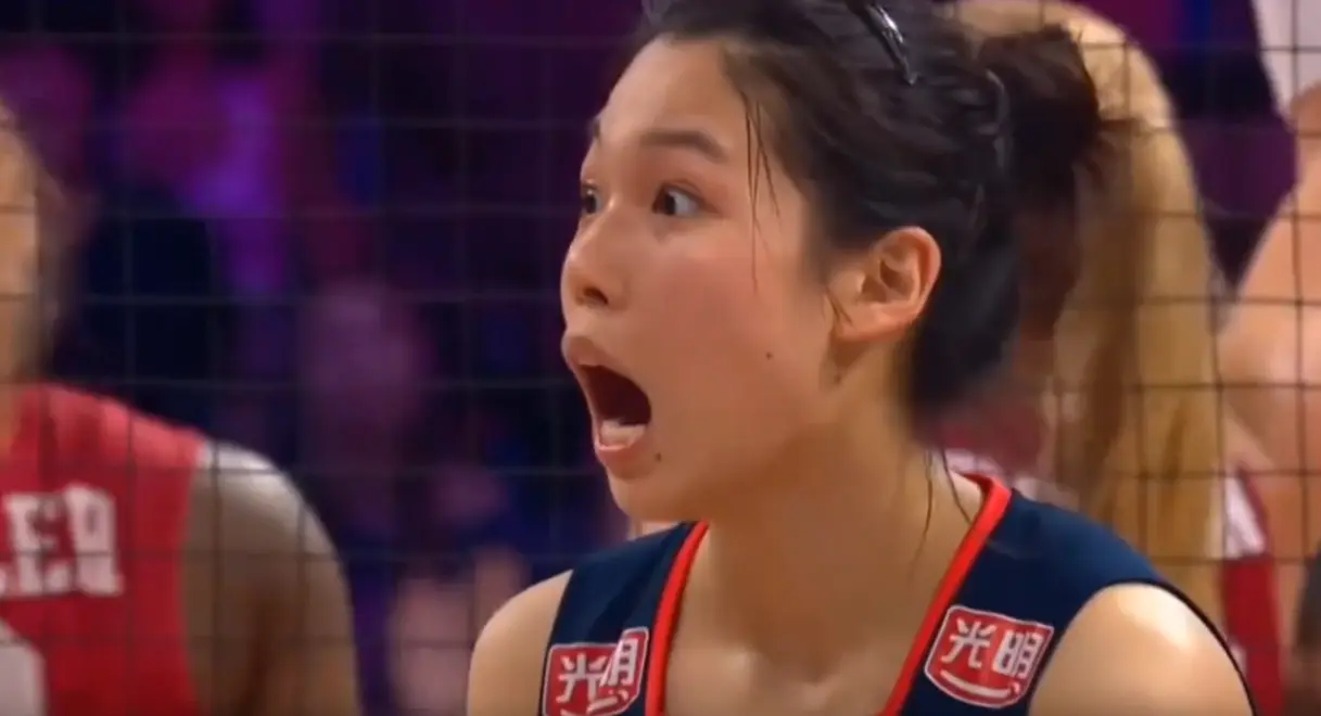 都傻傻的，中国女排在美国站的呆萌行为盘点，让人喜欢得紧