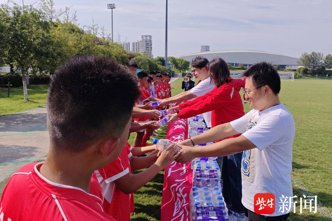 “苏超”教练率足球小将们为梦想狂奔！ 2025快乐送水工启程，首站走进青训足球基地
