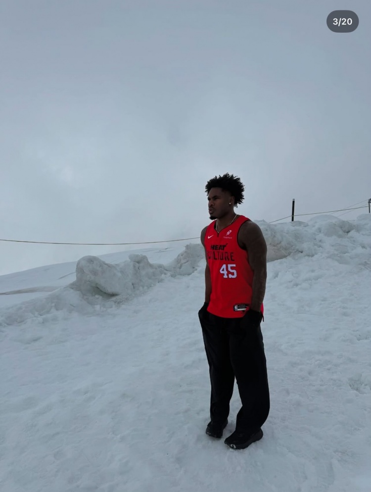 美丽冻人🥶戴维恩-米切尔在瑞士看雪 冰天雪地中只穿单件球衣