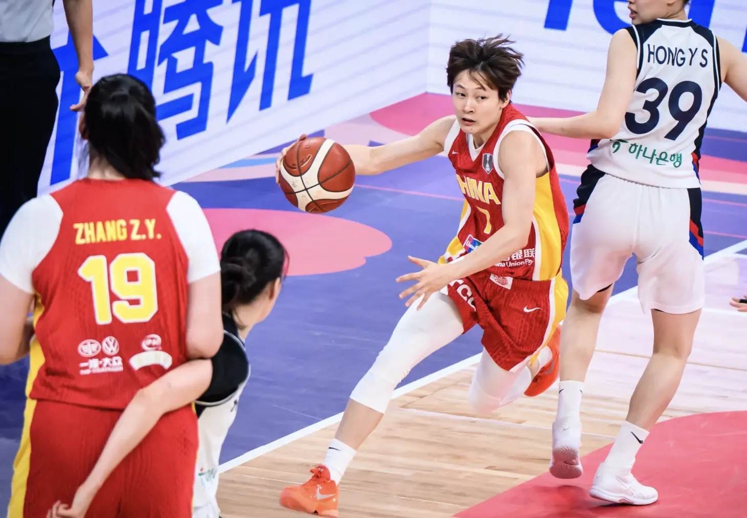 双人包夹也无用！张子宇14分钟8中8轰18+4 女篮核武已成各队梦魇