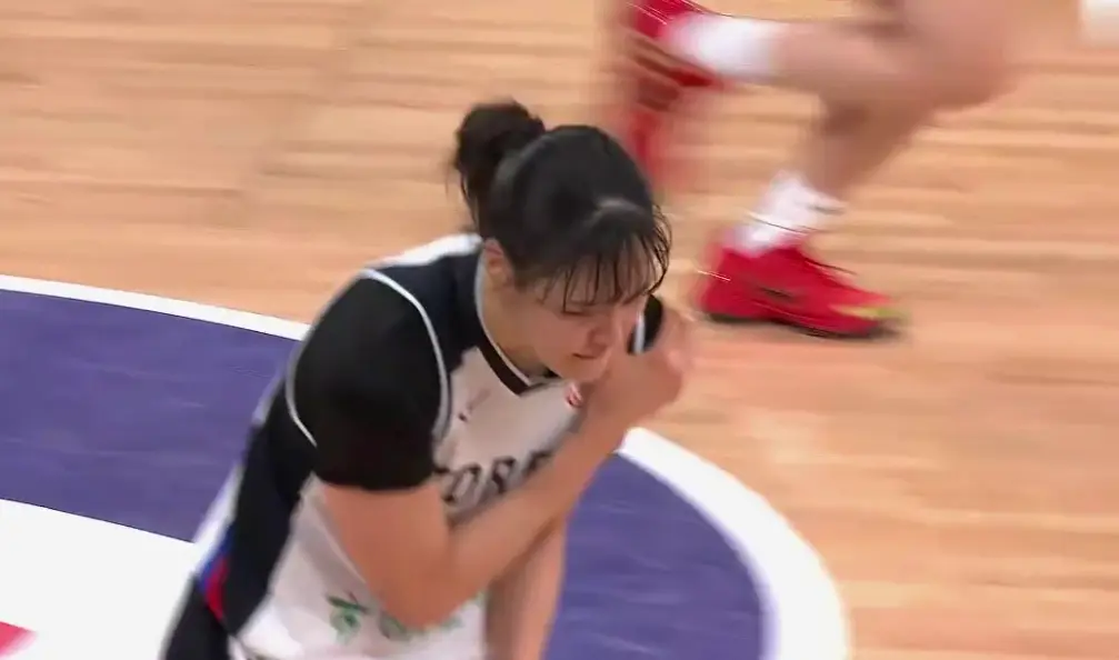张子宇有多无解？韩国女篮恶意拉拽张子宇，结果自己肩膀脱臼了