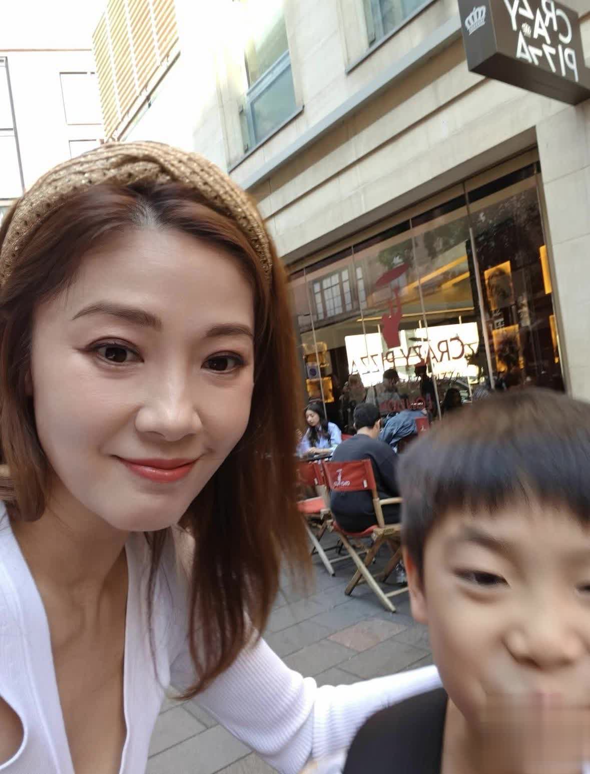 翁嘉穗长子在英参赛全家齐聚，七旬丈夫骨裂拄拐前往