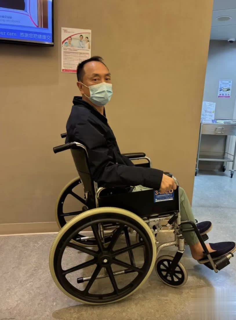 翁嘉穗长子在英参赛全家齐聚，七旬丈夫骨裂拄拐前往