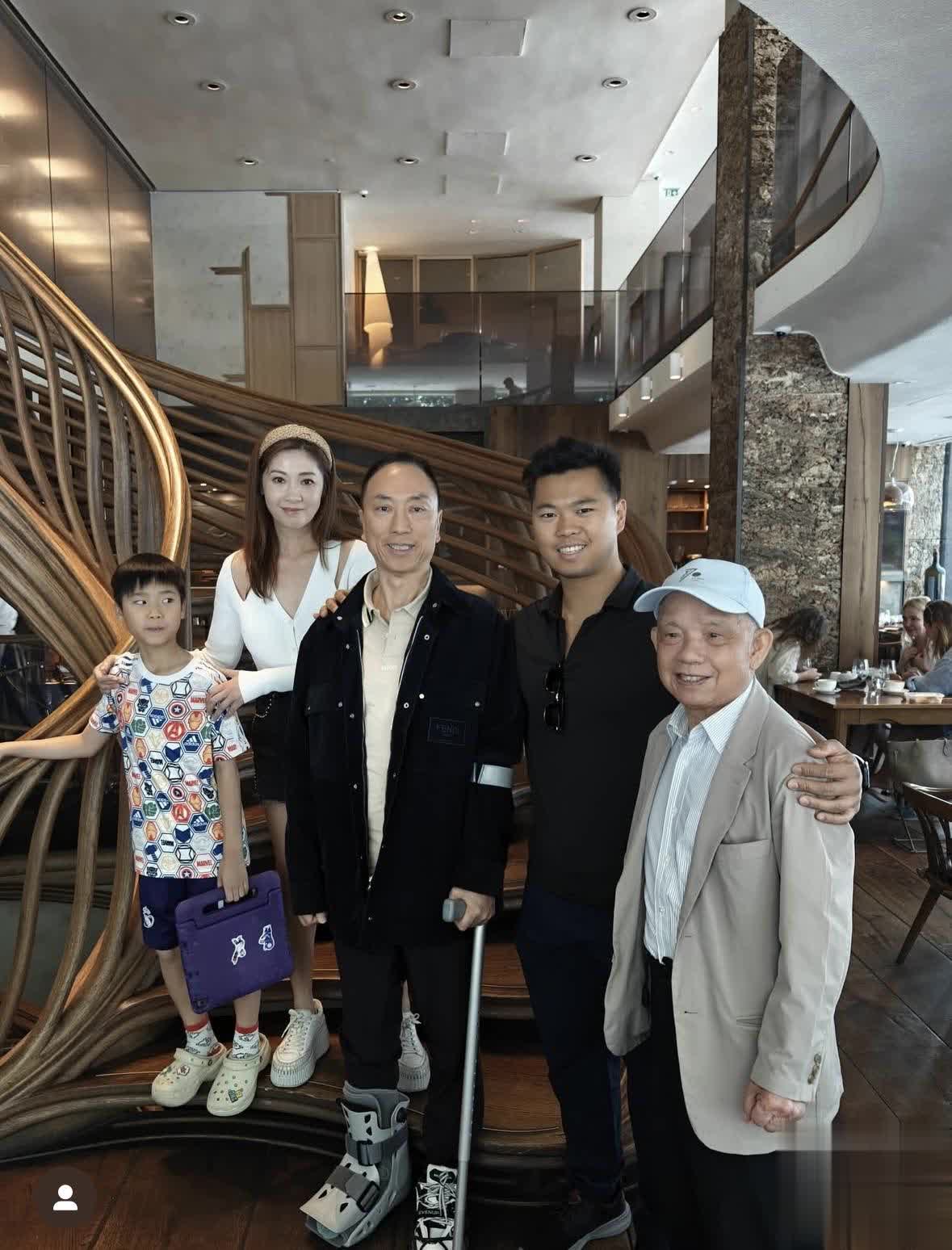 翁嘉穗长子在英参赛全家齐聚，七旬丈夫骨裂拄拐前往