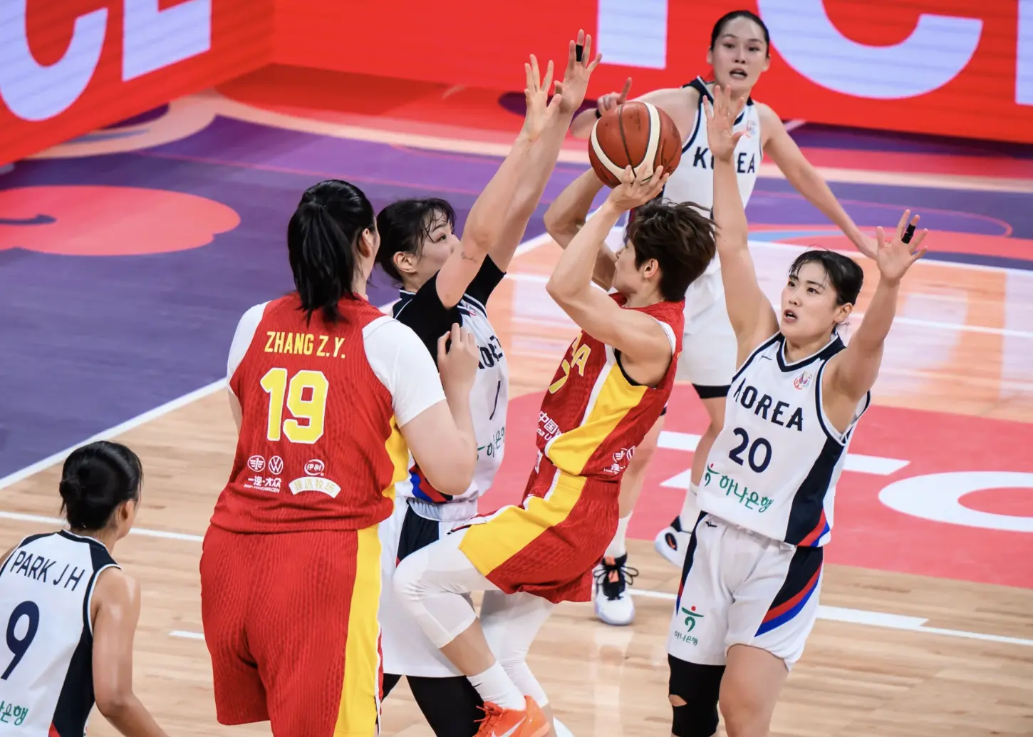 双人包夹也无用！张子宇14分钟8中8轰18+4 女篮核武已成各队梦魇