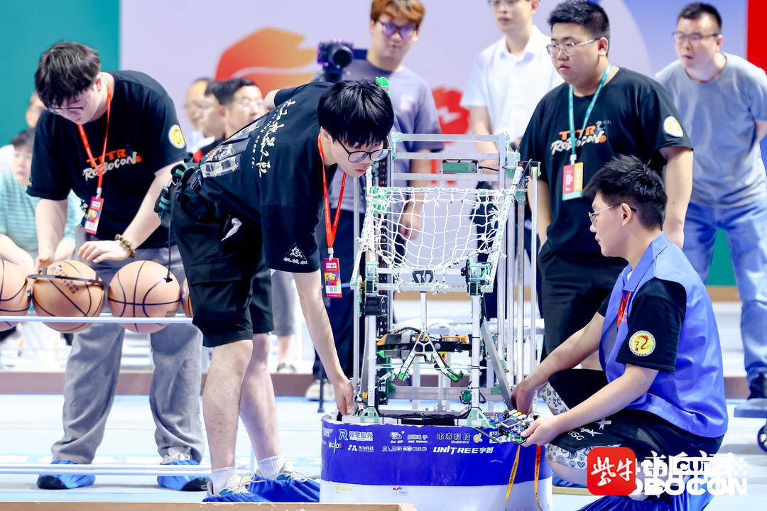 飞身上篮，“机超”上线……第二十四届全国大学生机器人大赛在江阴举行