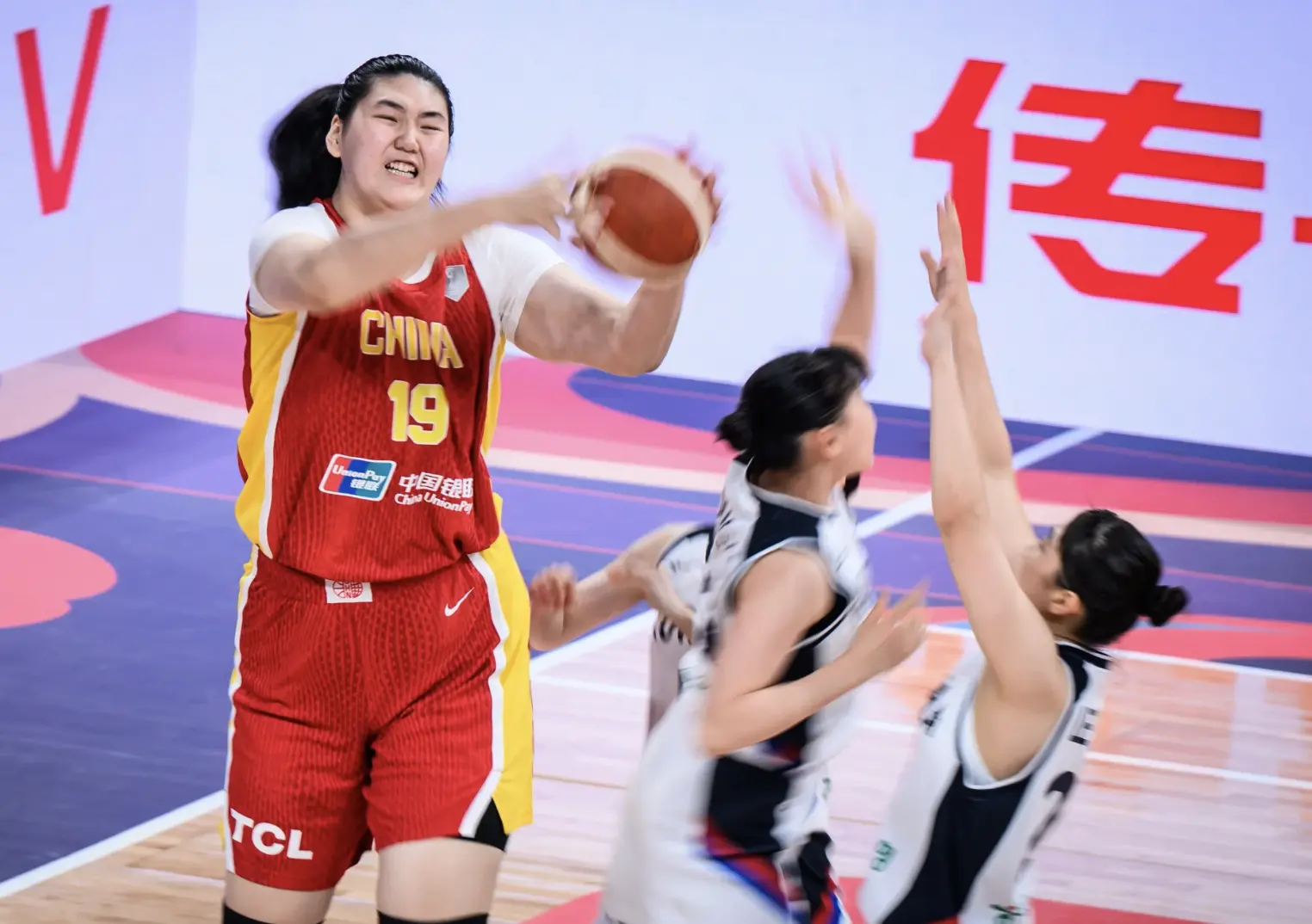 双人包夹也无用！张子宇14分钟8中8轰18+4 女篮核武已成各队梦魇