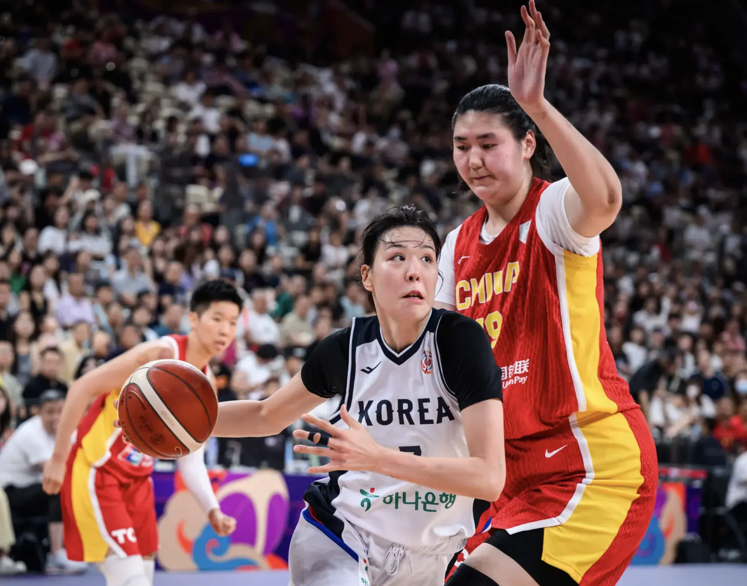 双人包夹也无用！张子宇14分钟8中8轰18+4 女篮核武已成各队梦魇