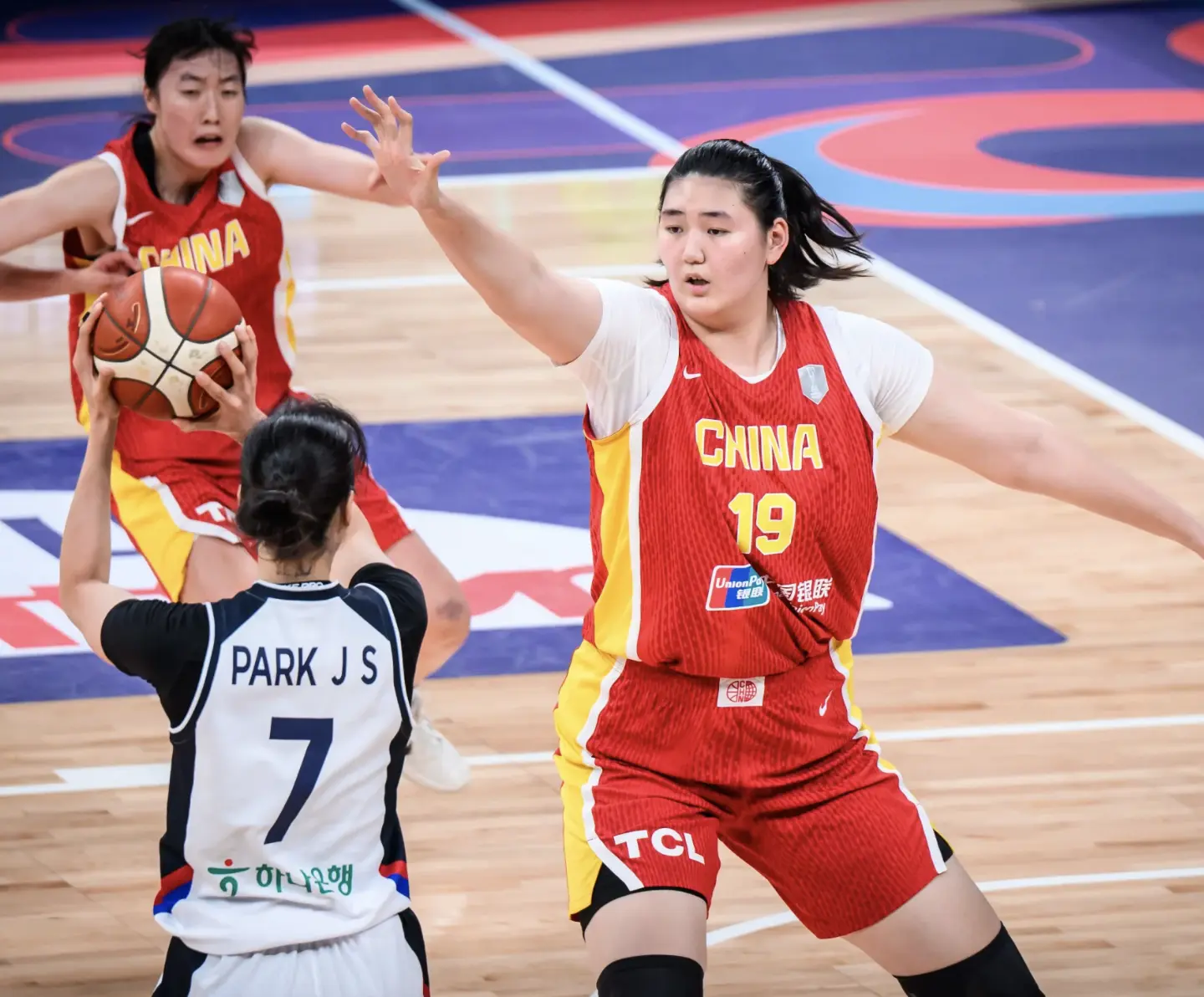 双人包夹也无用！张子宇14分钟8中8轰18+4 女篮核武已成各队梦魇