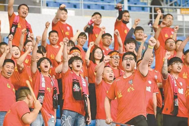 “苏超”赛场上的盐城球迷：我们的心同频跳动