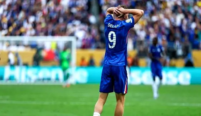 0-3爆冷丢冠后，巴黎全队集体失控！恩里克亲自上场干架，太丢人