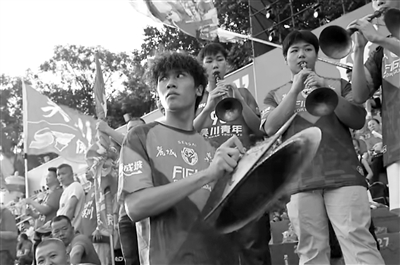 八音锣鼓助威“西甲”吴川队