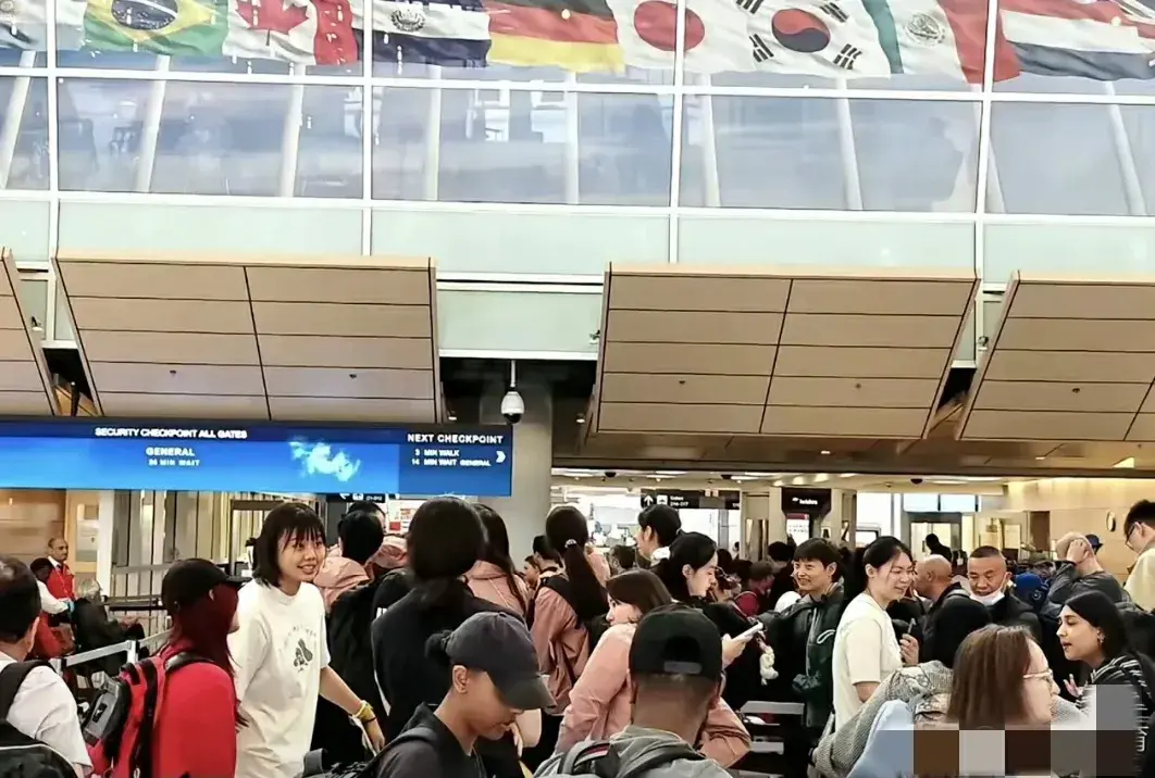 中国女排今日从美国出发去波兰参加总决赛！