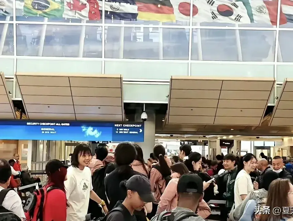 中国女排今日从美国出发去波兰参加总决赛！