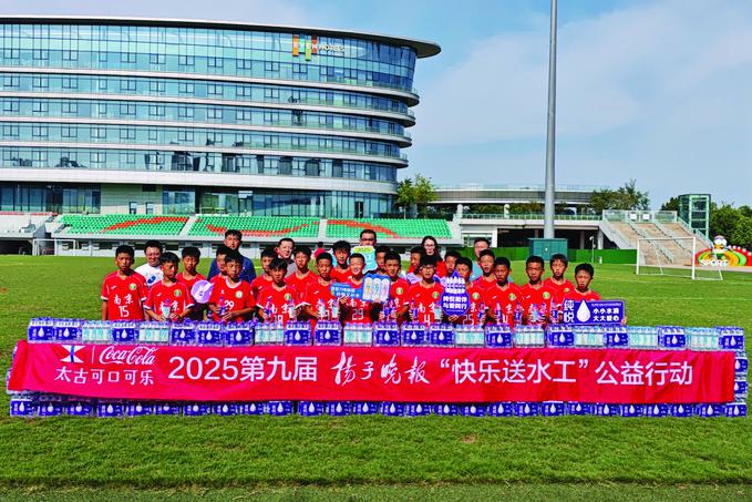 “苏超”教练率足球小将为梦想狂奔