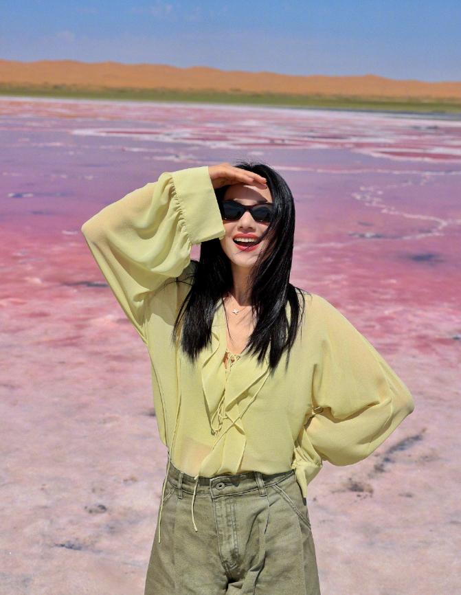 高圆圆带火了一种新穿法：薄纱衬衫+阔腿裤+运动鞋，时髦减龄