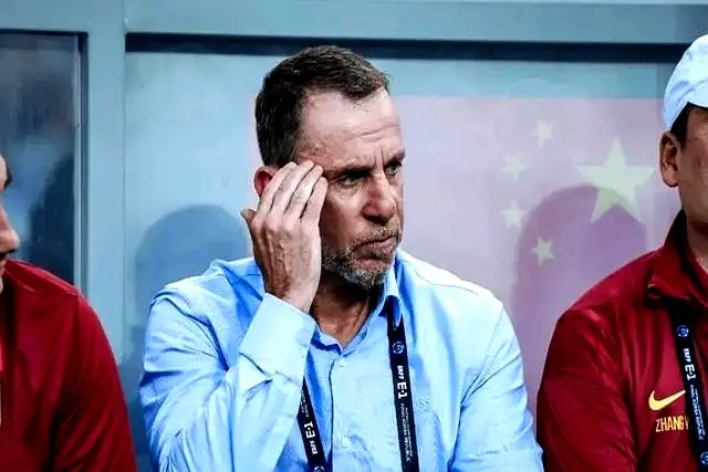 国足对阵中国香港队，陷入两难境地，输了脸面尽失，赢了也不光彩