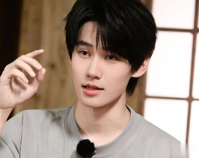 张真源“危险”发言，为赢查白鹿锁骨被指行为越界！