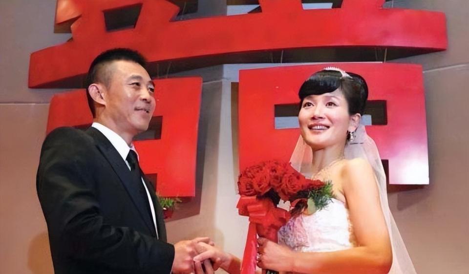 风水轮流转，12年前被侯勇抛弃的糟糠之妻，成了他高攀不起的存在