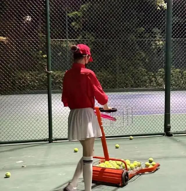 41岁唐嫣晒打网球照，身穿红色上衣搭配白色短裙，活力满满似少女