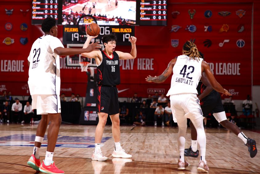 NBA夏联战报：3人驱逐开拓者险胜鹈鹕 杨瀚森15分创新高连献暴扣三分