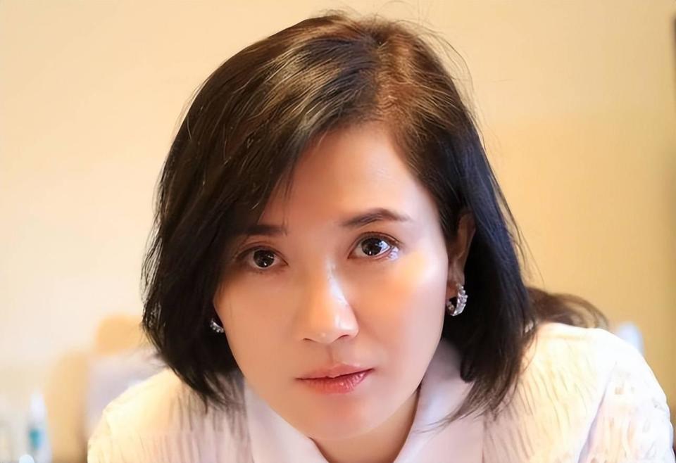 风水轮流转，12年前被侯勇抛弃的糟糠之妻，成了他高攀不起的存在