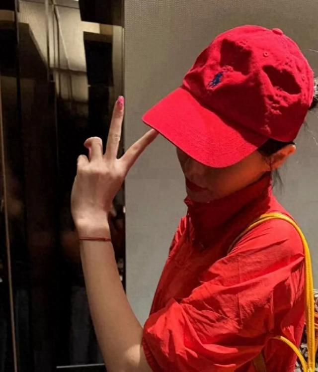 41岁唐嫣晒打网球照，身穿红色上衣搭配白色短裙，活力满满似少女