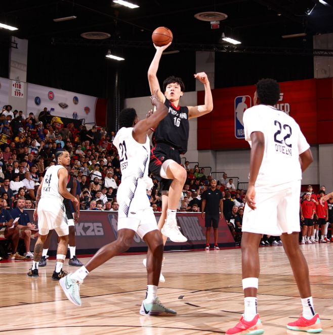 NBA夏联战报：3人驱逐开拓者险胜鹈鹕 杨瀚森15分创新高连献暴扣三分