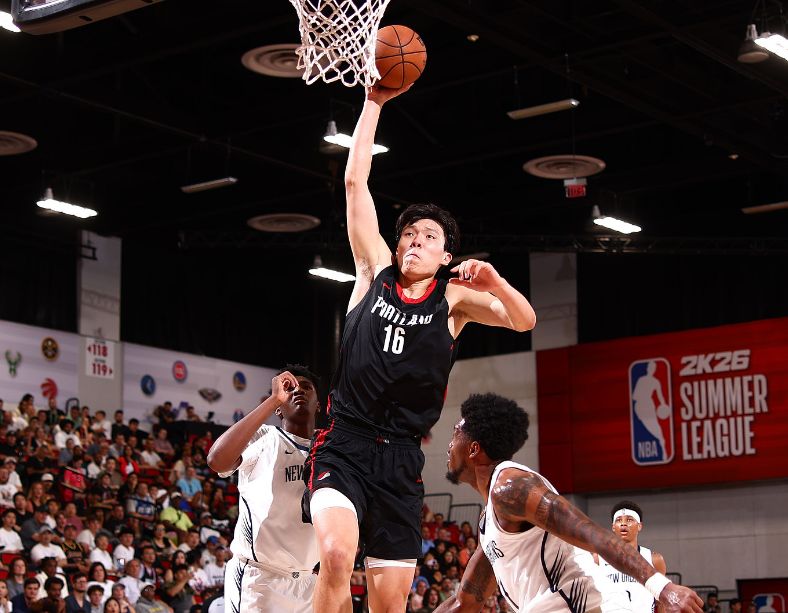 NBA夏联战报：3人驱逐开拓者险胜鹈鹕 杨瀚森15分创新高连献暴扣三分