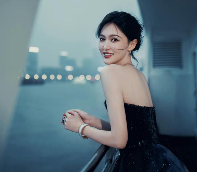41岁唐嫣晒打网球照，身穿红色上衣搭配白色短裙，活力满满似少女